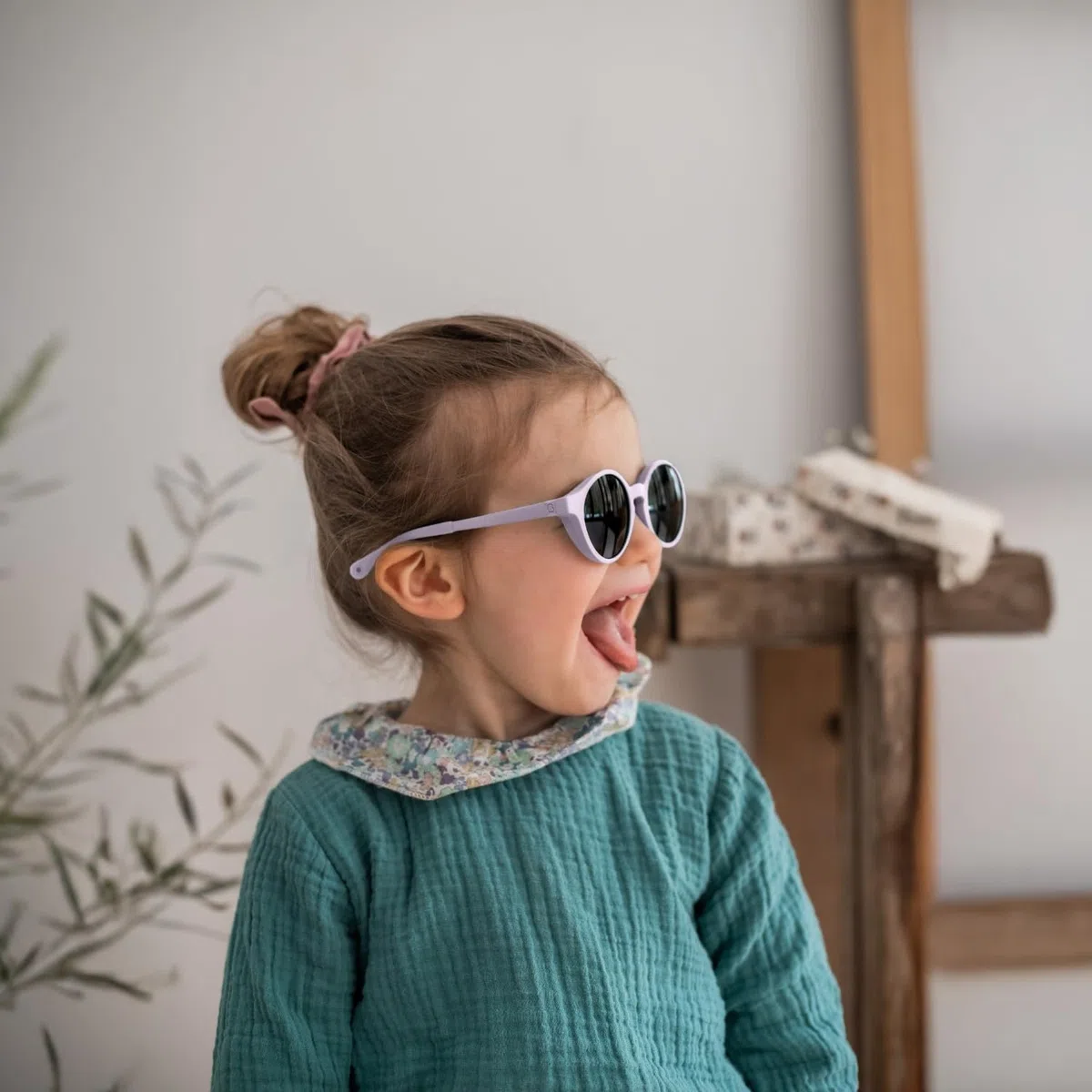 BÉABA, Occhiali da Sole per Bambini 2-4 Anni, Protezione 100% UV - CAT 3, Protezione Laterale, Comfort Ottimale, Astine Regolabili 360°, Lilla
