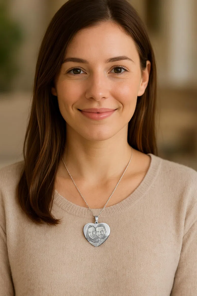 Collana Cuore con Foto Incisa | Ciondolo Acciaio Personalizzato con Fotoincisione | Catenina e Medaglia | Regalo personalizzato San Valentino